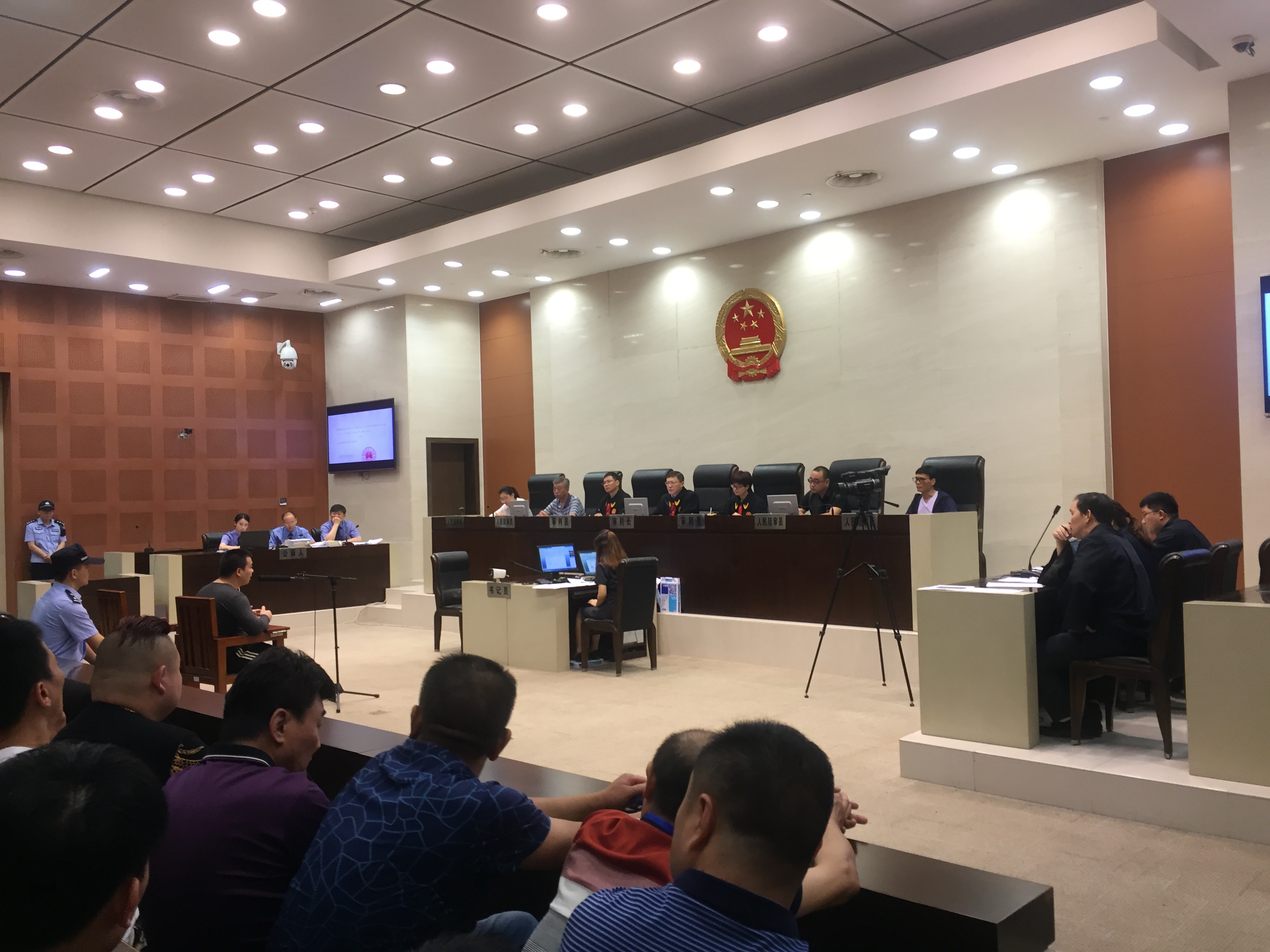 严惩凶手！交警被拖行案开审 家属放弃赔偿具体怎么回事？