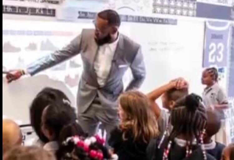 达则兼济天下!詹姆斯免费学校 作为一个偶像真的太优质了