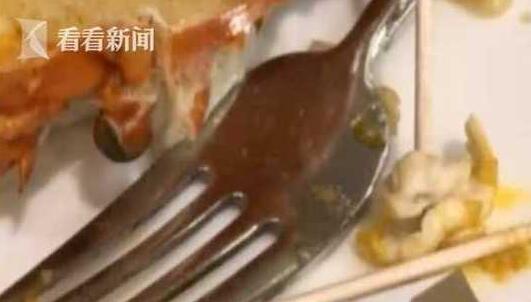 龙虾里吃出口香糖店家神回复：口香糖是龙虾吃的