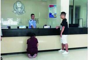 单亲妈妈跪求民警逮捕儿子 靠卖水果攒钱不料儿子染毒瘾