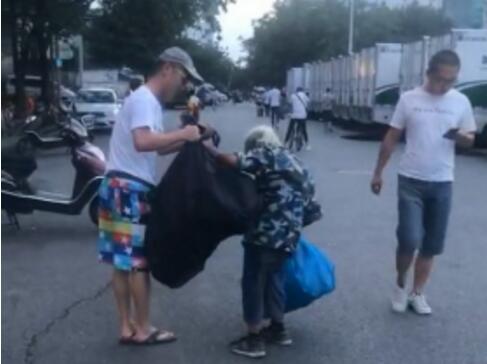 善良是发自内心的选择!帮拾荒老人背口袋 网友:这是城市最好