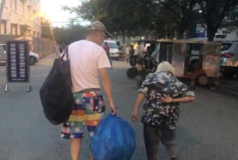 善良是发自内心的选择!帮拾荒老人背口袋 网友:这是城市最好