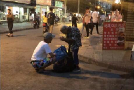 善良是发自内心的选择!帮拾荒老人背口袋 网友:这是城市最好