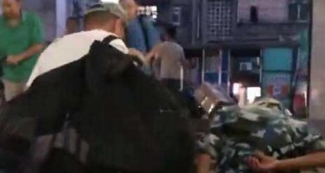 真的很skr!帮拾荒老人背口袋 四川男子小小举动让人倍感温暖