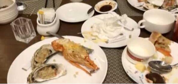 恶心skr!龙虾里吃出口香糖 高档西餐厅如此“龌龊”具体怎么回事