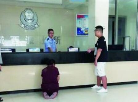 就是真相!跪求民警逮捕儿子竟怎么回事?背后原因及详情令人咋舌