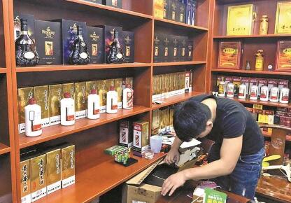 活见久！服务员调包茅台 趁顾客微醺时作案真是气skr人