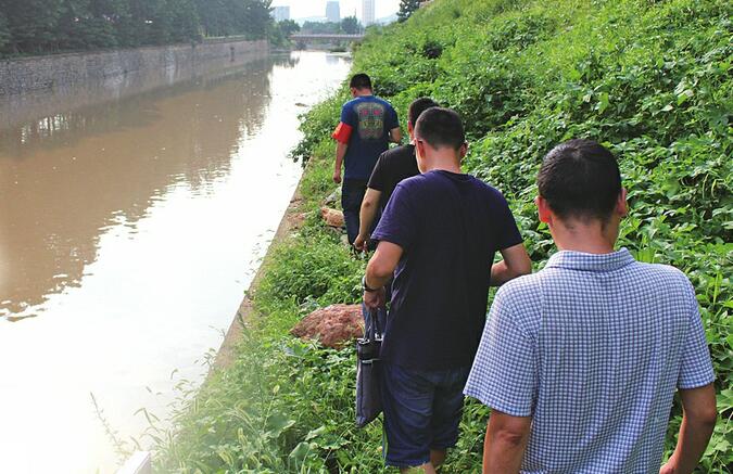 舜耕“守河人”：每天疾行上万步巡河 和垂钓者打“游击战”