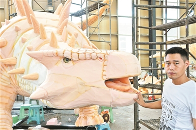 “复活”恐龙40年 模型工匠在广州让仿真恐龙走向世界