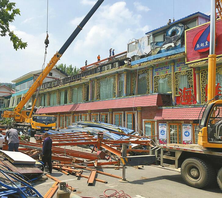 周末拆违不停歇 千佛山正门西侧沿街商铺将退商还民