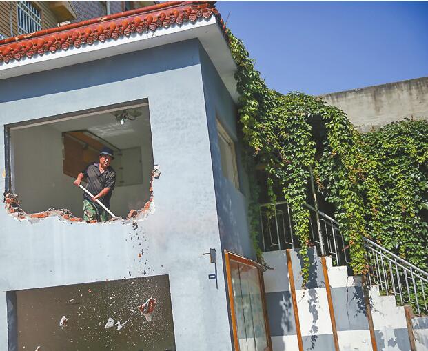 周末拆违不停歇 千佛山正门西侧沿街商铺将退商还民