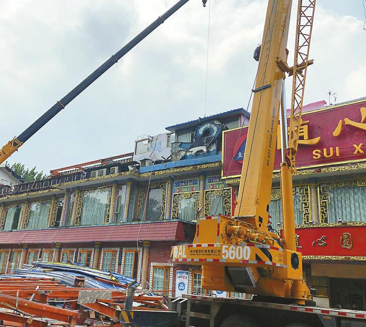 周末拆违不停歇 千佛山正门西侧沿街商铺将退商还民