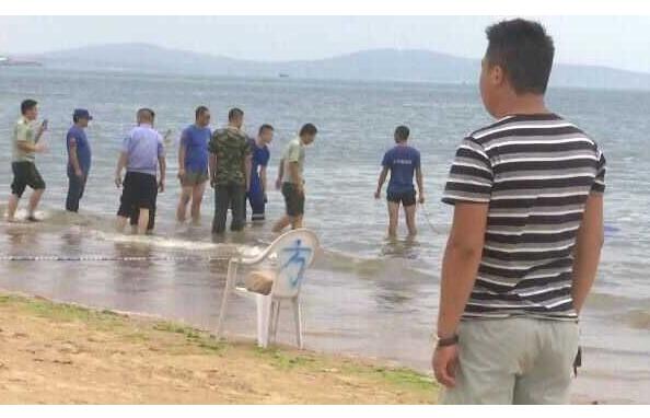 双胞胎青岛走失400余人加入搜救 警方捞出一名小女孩遗体