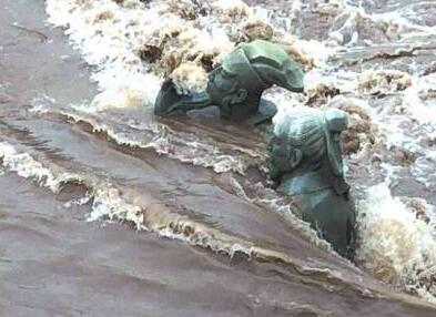 醉倒啦！宜宾洪峰再次过境 “网红雕塑”苏轼黄庭坚“醉倒”在洪水中