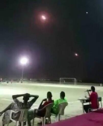 真skr男人!也门一场足球比赛在战火中进行 球员