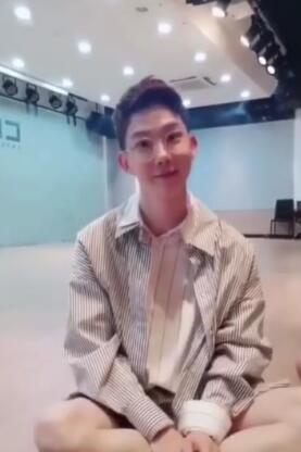 戎装帅skr人！2AM成员赵权入伍 预计2020年3月24日退伍