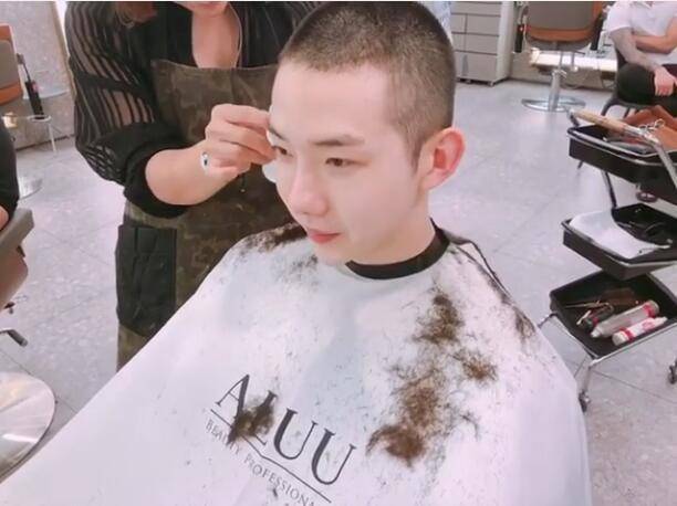 戎装帅skr人！2AM成员赵权入伍 预计2020年3月24日退伍