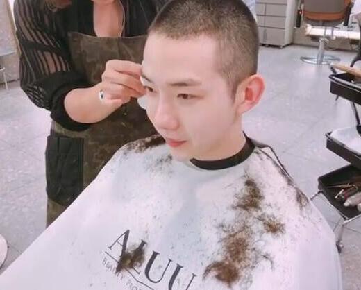 赵权表示自己正在做入伍准备 公开了剃短发的照片和给粉丝们的亲笔信