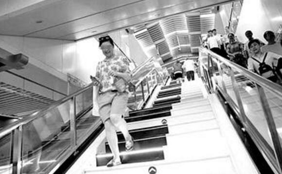 西安地铁三号线：钢琴楼梯被霸占 比起扶梯乘客更愿意走楼梯楼梯