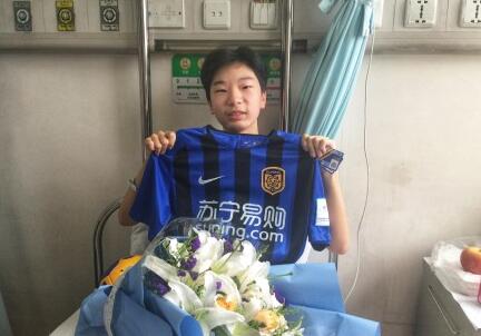 暖心！张晓彬探望小球迷：期待你重新回到奥体与我们并肩战斗