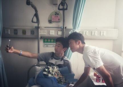 暖心！张晓彬探望小球迷：期待你重新回到奥体与我们并肩战斗