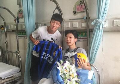 暖心！张晓彬探望小球迷：期待你重新回到奥体与我们并肩战斗