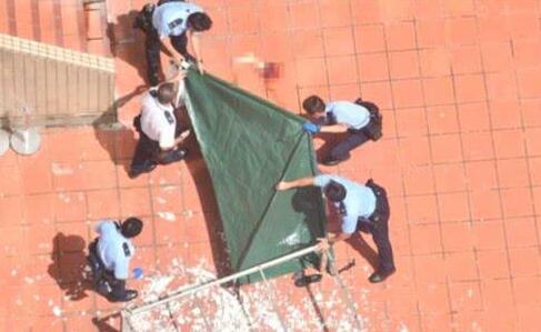 太可惜了！香港歌手卢凯彤堕楼身亡年仅32岁 救护员赶至女子已死亡