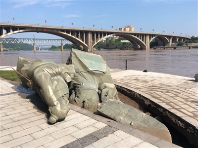 宜宾洪峰再次过境 多灾多难的“苏黄”雕塑再度倒下