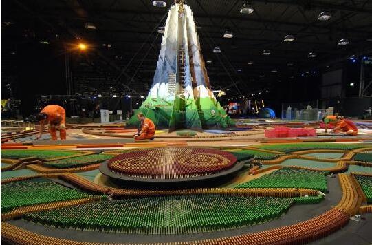 功亏一篑!挑战吉尼斯让苍蝇毁了 德国团队挑战多米诺骨牌吉尼斯纪录