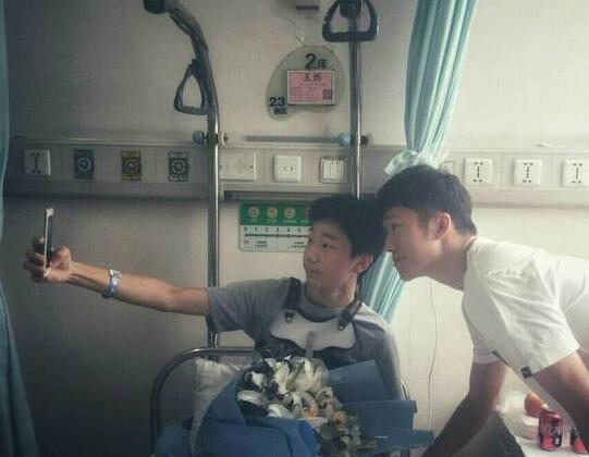 中超正能量 张晓彬探望小球迷送球衣鼓励战胜病魔