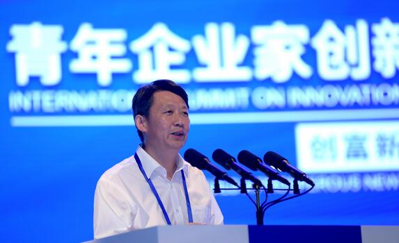 青年创新峰会上他全程脱稿发表主旨演讲 直指中国企业发展痛点
