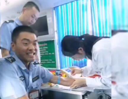 铁汉柔情!献血疼成表情包 迷妹疯狂:小哥哥可以撩一下吗?