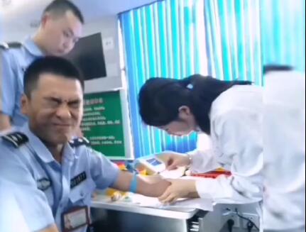 铁汉柔情!献血疼成表情包 迷妹疯狂:小哥哥可以撩一下吗?