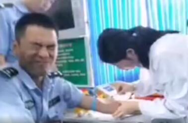 疼skr人!献血疼成表情包 警察蜀黍被网友赞萌萌哒