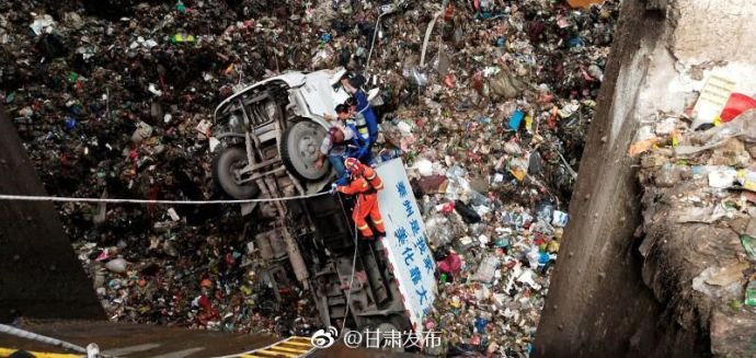 臭skr人！垃圾回收车坠坑底 大热天那里的味道令人细思极恐