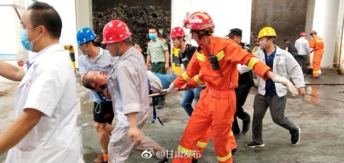 臭skr人！垃圾回收车坠坑底 大热天那里的味道令人细思极恐