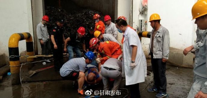 臭skr人！垃圾回收车坠坑底 大热天那里的味道令人细思极恐