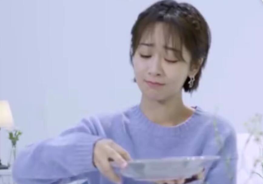 闹情绪？杨紫探班秦俊杰 女方满脸委屈具体详情如何