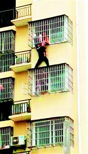 力能扛鼎！湖北孝感现托举哥 4岁小男孩从防盗网坠落被救