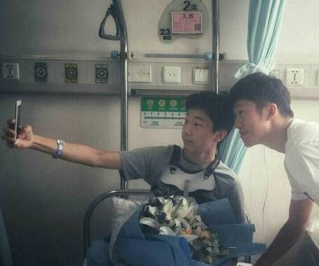 苏宁球员张晓彬探望小球迷送上了签名球衣鼓励他战胜病魔