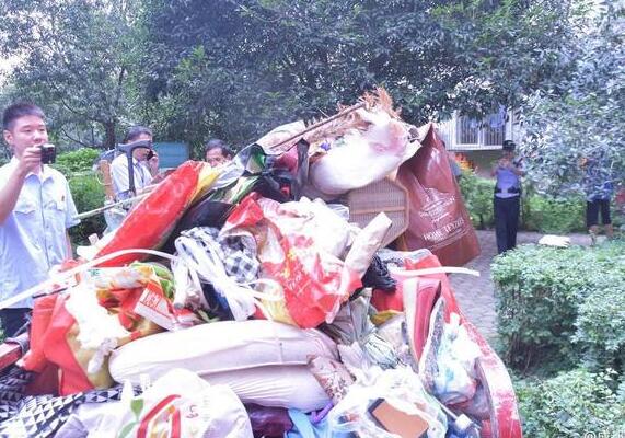 家里堪比垃圾场！女子爱好收藏垃圾 16人一天清出30车垃圾