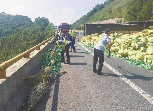 载10吨啤酒瓶货车高速上侧翻 璃碎片犹如成千上万锋利的刀刃