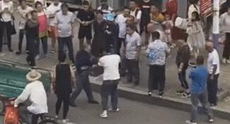 疑劝人别买地摊货 老人遭小贩掌掴踩头