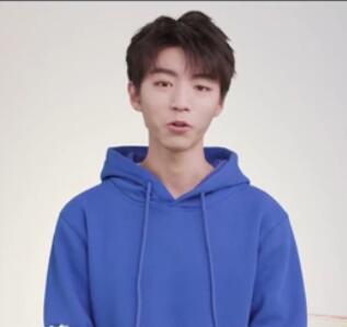 暖心!王俊凯改航班 三小只相亲相爱真的太幸福了