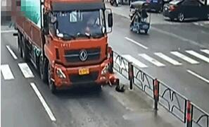 为救路中受伤小狗 女子下肢遭卡车碾压