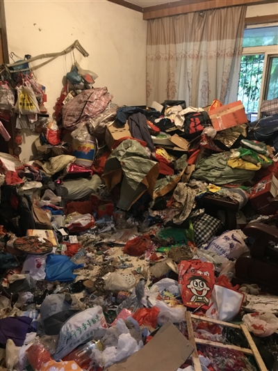 真够味！女子爱好收藏垃圾 三轮车运了30车才被强制清除