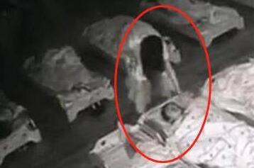 合肥通报脚踩孩子 幼教班老师对孩子抽耳光踩脸