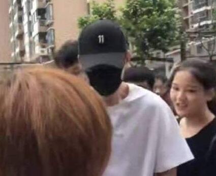 朱一龙酒店遭围堵细节曝光 工作室无奈发出这样声明