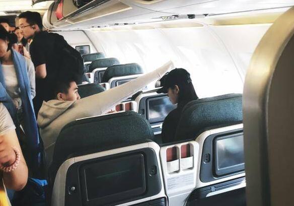 偶遇既是有缘！网友偶遇何猷君奚梦瑶 