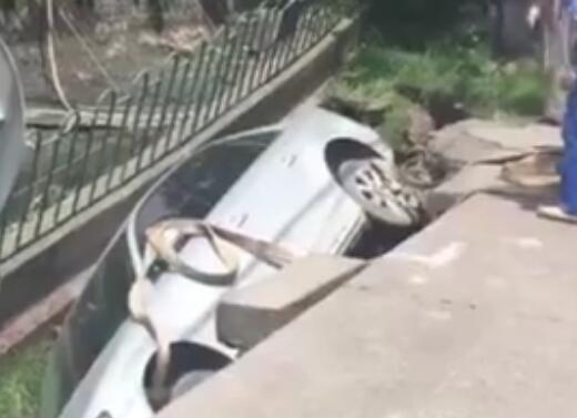 惊悚实拍!杭州西溪河堤塌方 谁来担责?车险赔吗?2辆车掉入河里